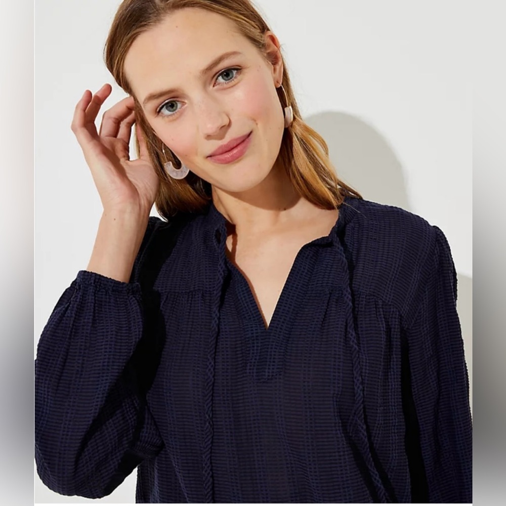 📦LAST CHANCE📦 Loft | Textured Navy Split Neck Blouse - Picture 2 of 9